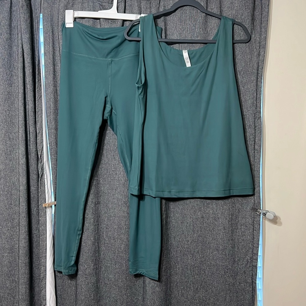 NWOT green/blue active wear set. Pants size 2x Top size 3x